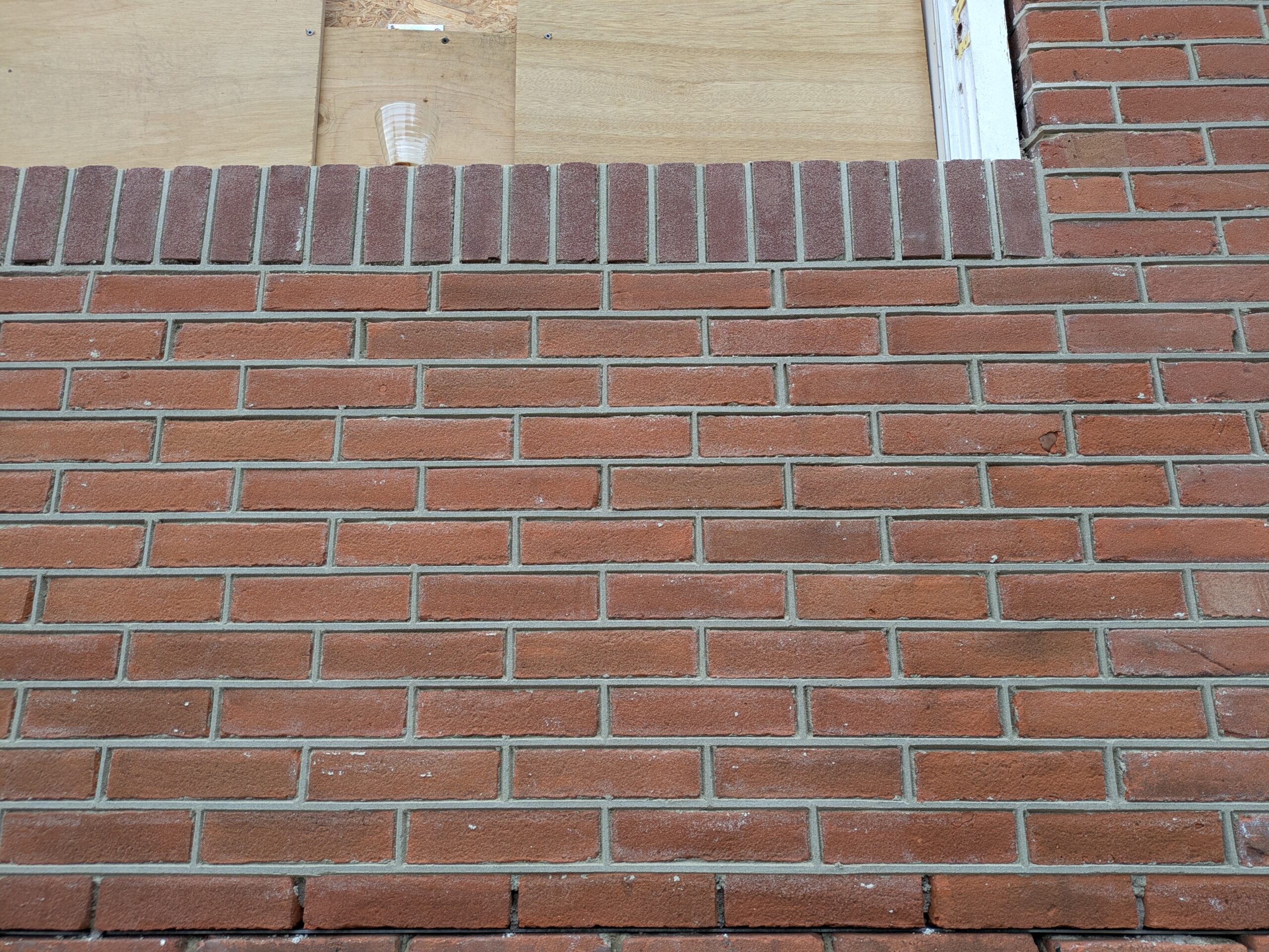 Snijvoeg in uitvoering, de voeg wordt vakkundig afgesneden