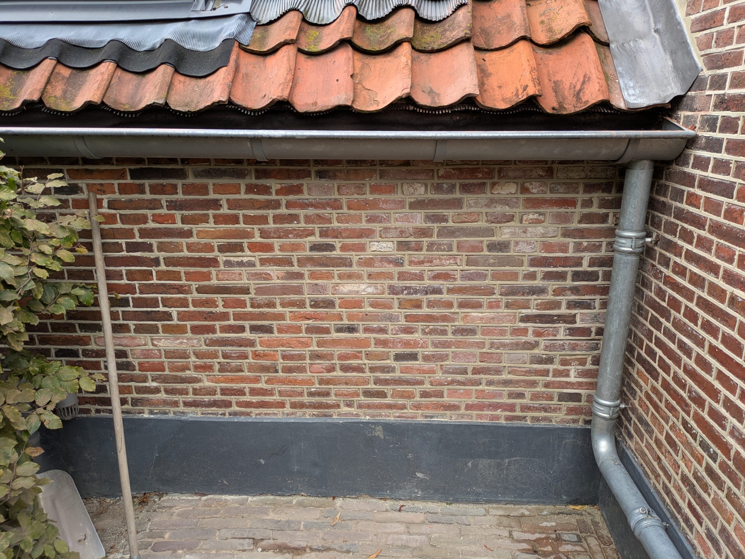 Vakkundige restauratie van voegwerk in uitvoering
