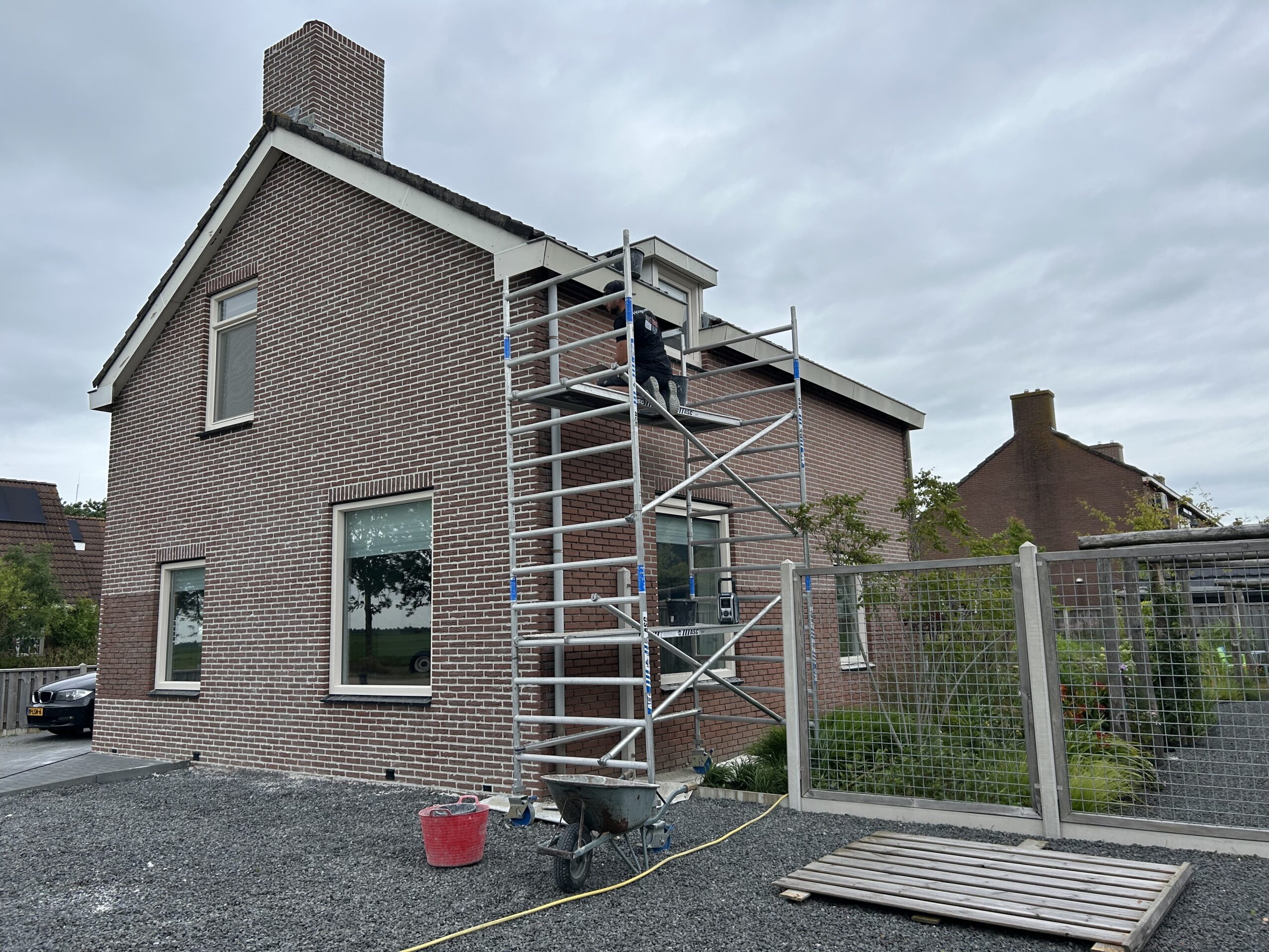 Voegwerk in uitvoering, oude voegen vervangen door nieuw werk