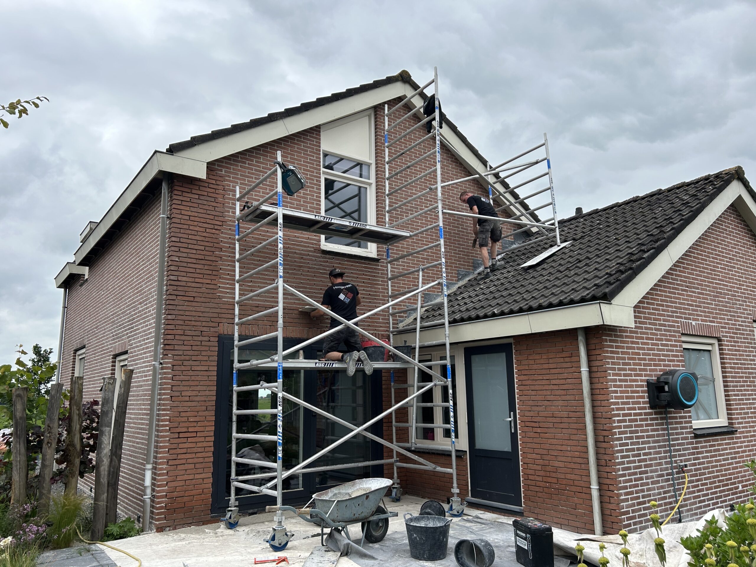 Voegspecialist van Hoogeveen Voegwerken aan het werk aan een gevel in Ommen