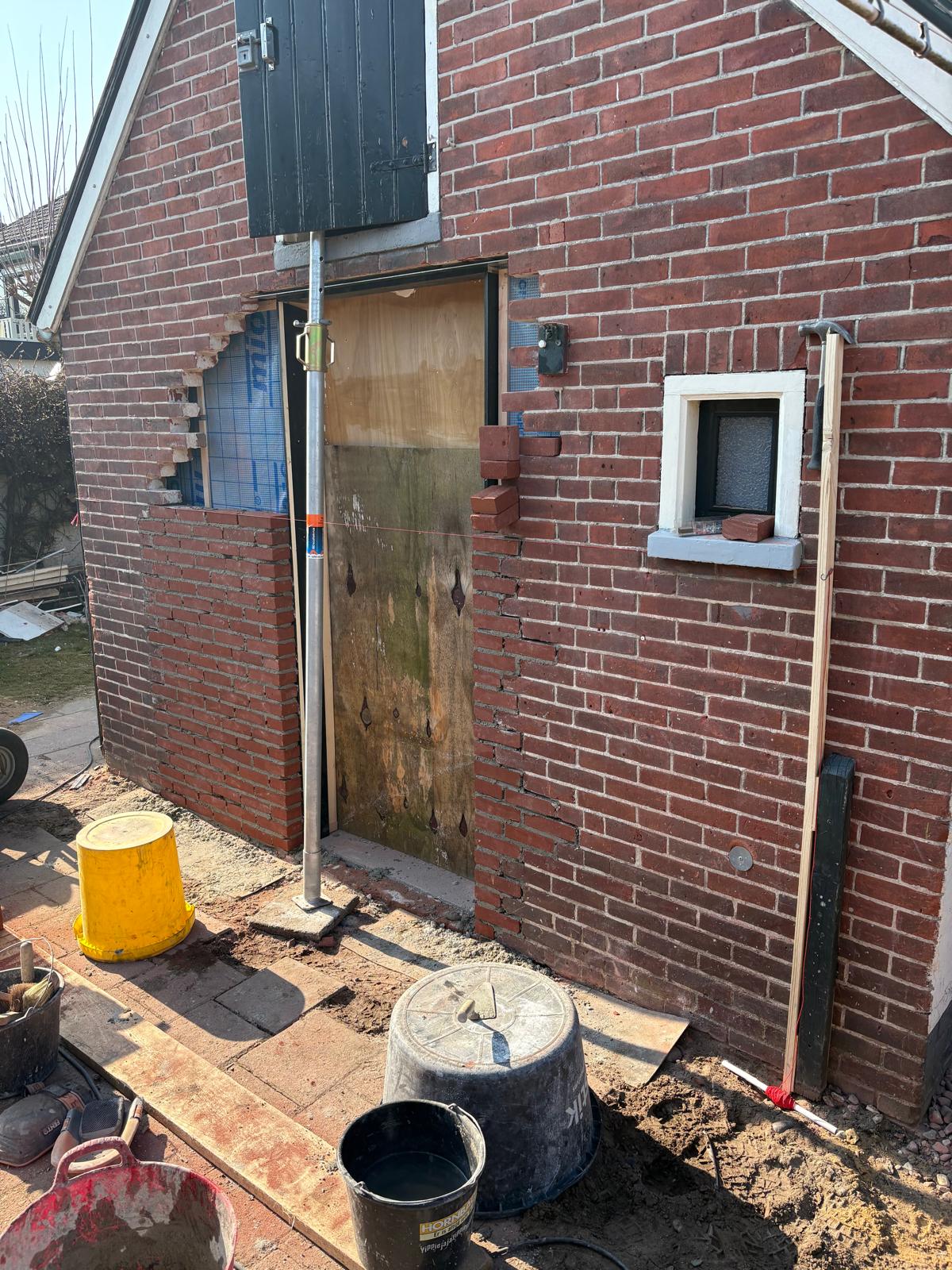 Metselwerk in uitvoering, stenen netjes in het verband gemetseld