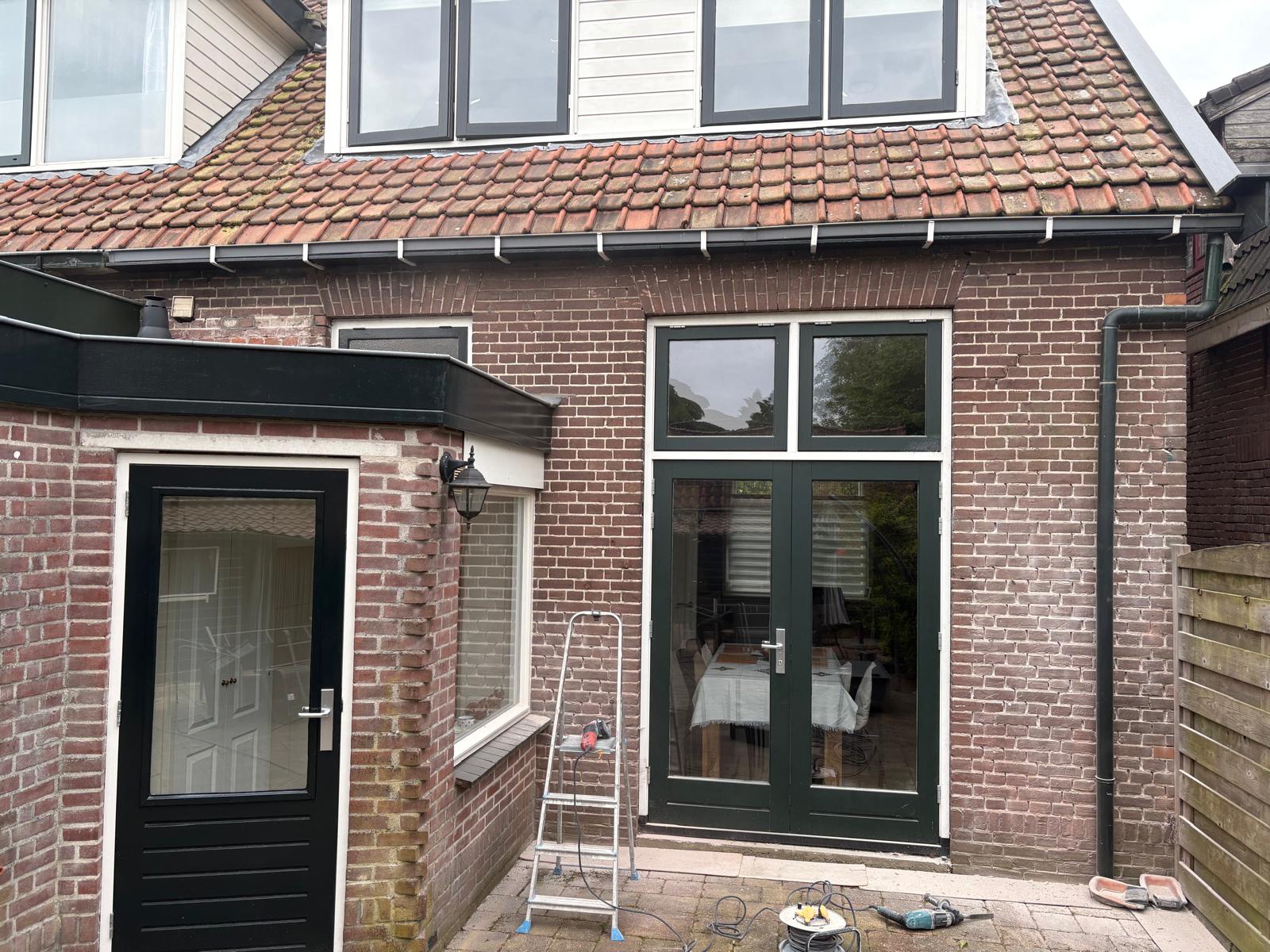 Voegen worden vakkundig uitgehakt zonder schade aan de stenen